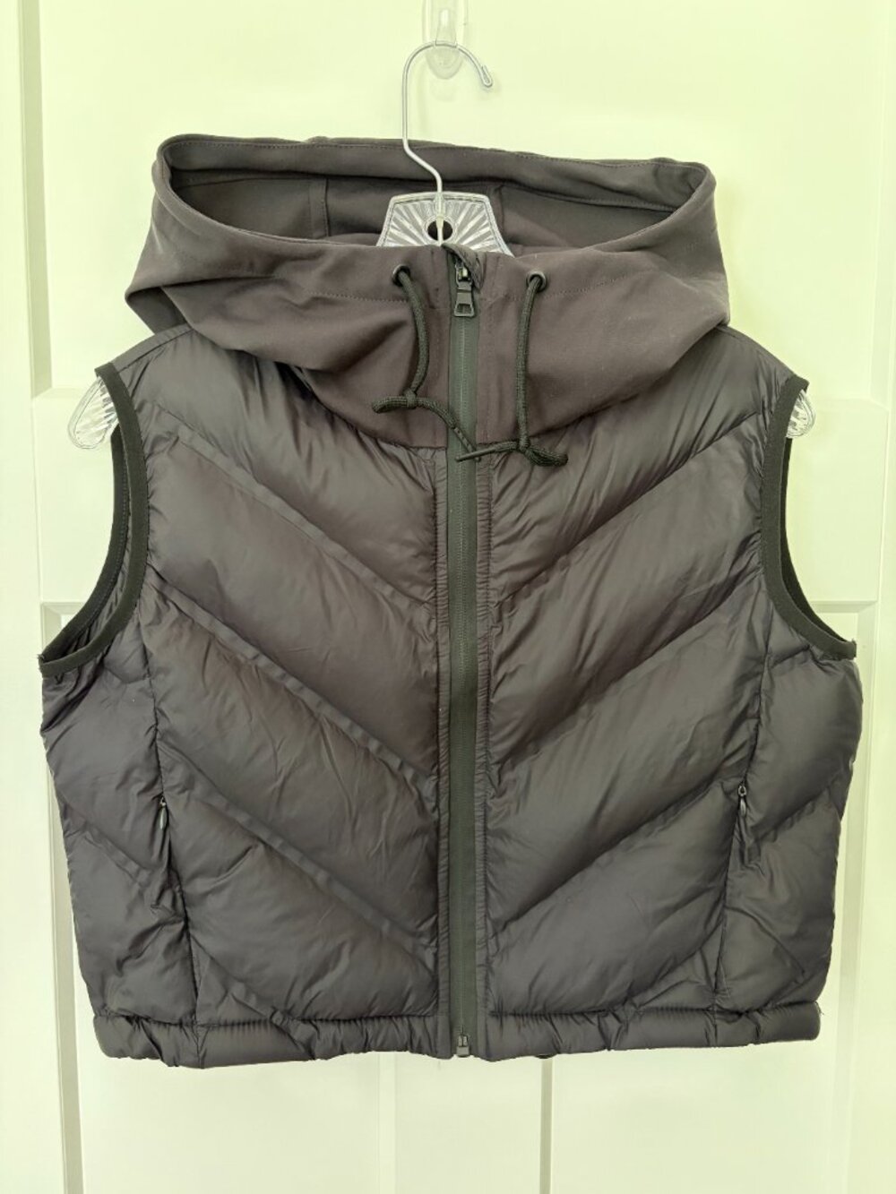 Women's size Small Black Cropped length Chevron quilted puffer design Hood with